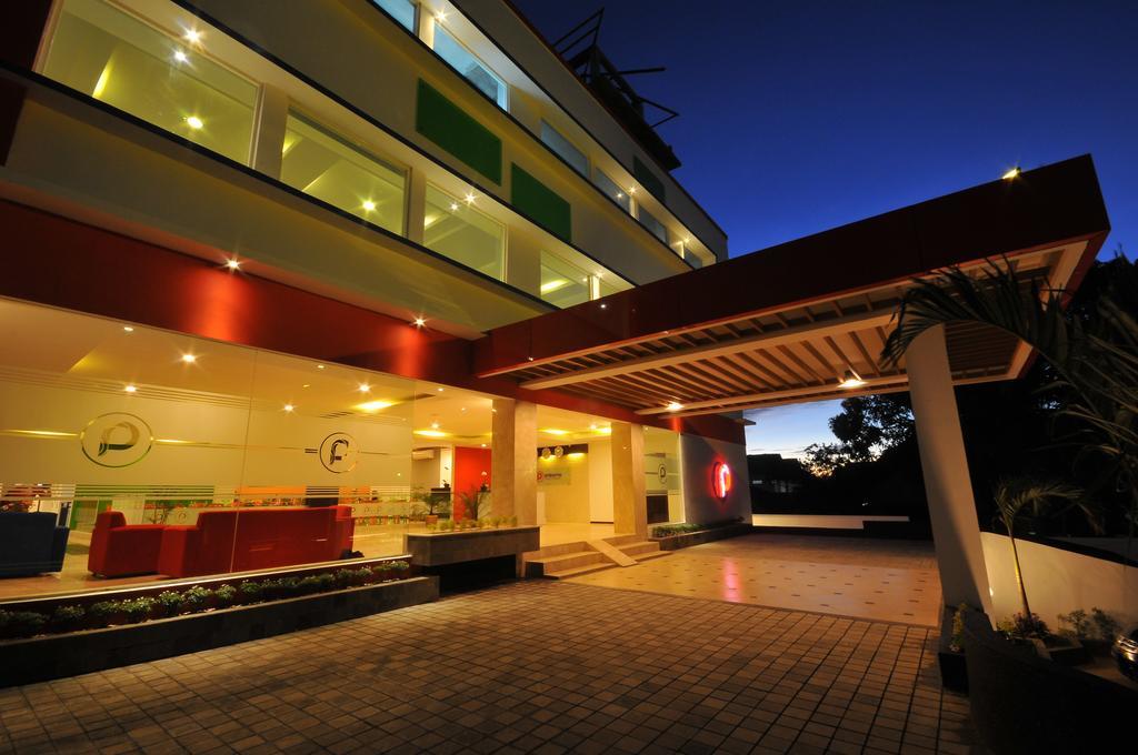Pratama Hotel & Convention マタラム エクステリア 写真