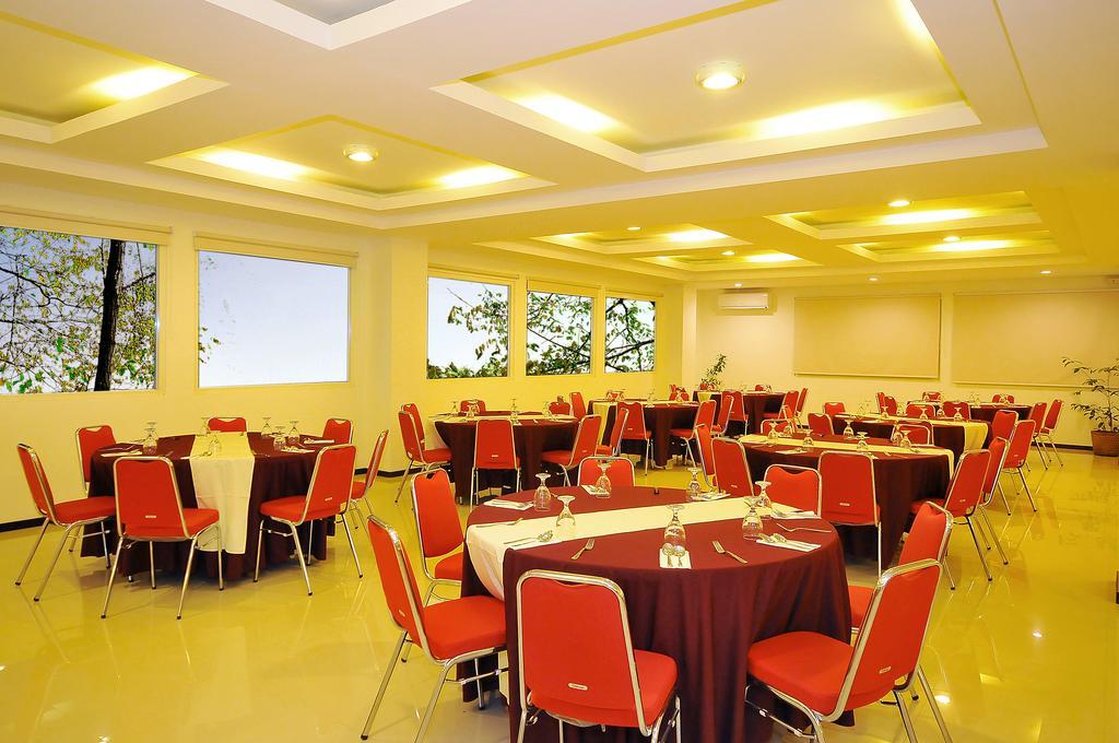 Pratama Hotel & Convention マタラム エクステリア 写真