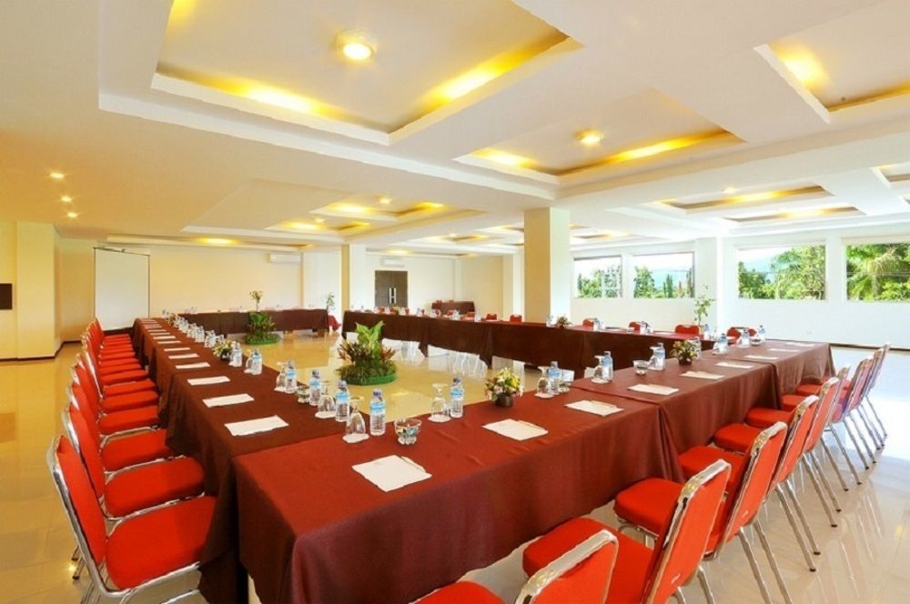 Pratama Hotel & Convention マタラム エクステリア 写真